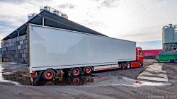 20251019-Tom-Holding-00602